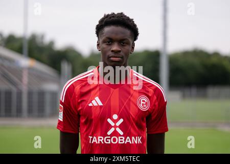 Duesseldorf, Germania. 25 luglio 2024. Calcio: Bundesliga 2, servizio fotografico fortuna Düsseldorf. Noah Mbamba. Credito: Marius Becker/dpa - NOTA IMPORTANTE: in conformità con i regolamenti della DFL German Football League e della DFB German Football Association, è vietato utilizzare o far utilizzare fotografie scattate nello stadio e/o della partita sotto forma di immagini sequenziali e/o serie di foto video./dpa/Alamy Live News Foto Stock