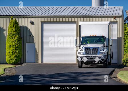 Semi-autocarro da lavoro standard industriale per Day Cab bianca per impieghi medi con rimorchio a scatola per consegne locali e piccole imprese in magazzino Foto Stock