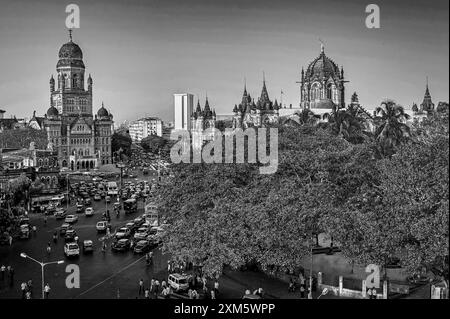 11 08 2008 foto in bianco e nero d'epoca di BMC Brihanmumbai Mahanagar Palika e Victoria Terminus vt ora Chhatrapati shivaji Terminus cst Station Bo Foto Stock