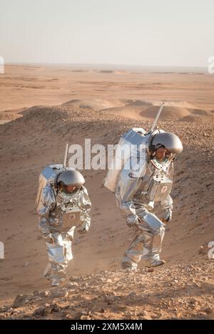 Due astronauti analogici partecipano ad una spedizione di simulazione su Marte nella regione del Dhofar, Oman. AMADEE-18, Austrian Space Forum, febbraio 2018 Foto Stock