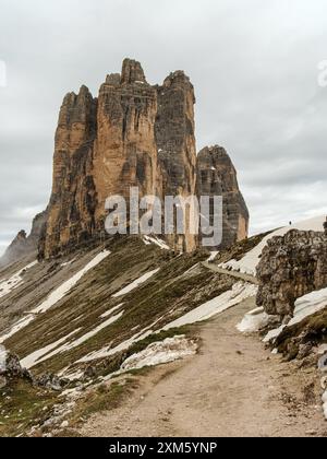 Il circuito tre Cime di giugno: Neve e nebbia imprevedibile avvolgono le splendide vette dolomitiche Foto Stock