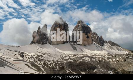 L'avventura di giugno sul circuito tre Cime: Neve e nebbia aggiungono una qualità eterea alle vette dolomitiche. Foto Stock