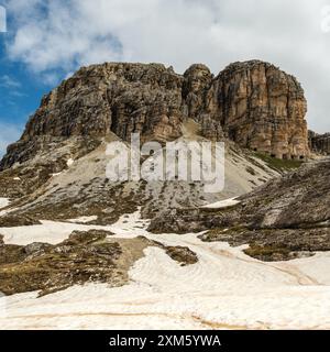 Camminate attraverso la neve e la nebbia sul circuito tre Cime, con cime dolomitiche che appaiono attraverso le nuvole Foto Stock