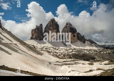 L'avventura di giugno sul circuito tre Cime: Sentieri innevati e cime dolomitiche visibili a intermittenza attraverso la nebbia Foto Stock