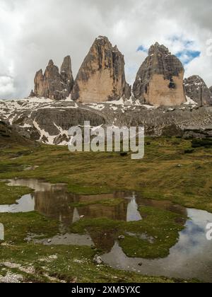 Giugno innevato sul circuito tre Cime: Spettacolari cime dolomitiche parzialmente nascoste da nuvole vorticose Foto Stock