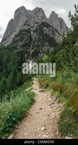 Il sentiero del Lago di Sorapis offre panorami ineguagliabili delle maestose vette dolomitiche. Foto Stock