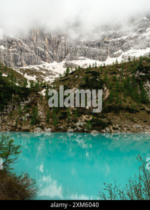 Ai piedi del dito del Dio simbolo delle Dolomiti, il Lago di Sorapis offre un paesaggio alpino mozzafiato Foto Stock