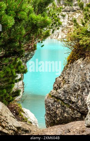 Il Lago di Sorapis si trova serenamente sotto il dito del Dio delle Dolomiti, riflettendo uno squisito panorama alpino Foto Stock