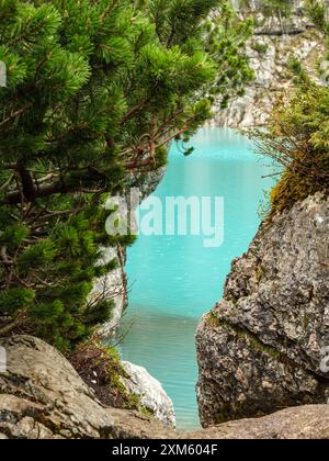 Il lago di Sorapis con sullo sfondo il dito del Dio delle Dolomiti offre una scena alpina mozzafiato Foto Stock