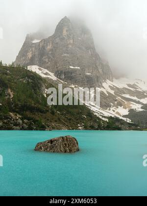 La vista mozzafiato del Lago di Sorapis sotto il dito del Dio torreggiante delle Dolomiti è davvero spettacolare Foto Stock