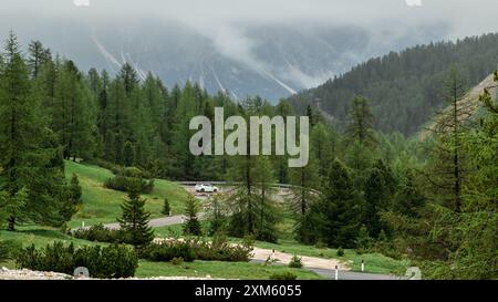 Vivi un viaggio mozzafiato lungo questa strada serpentina che si snoda attraverso le splendide vette delle Dolomiti, offrendo panorami mozzafiato Foto Stock