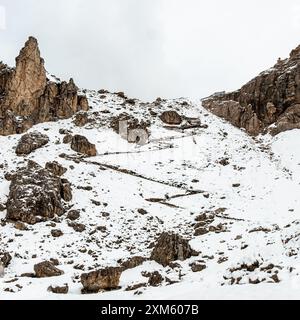 Scoprite il gruppo Cir a giugno: Camminate attraverso sentieri innevati e nuvole alla deriva nel cuore delle Dolomiti Foto Stock