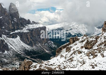 Giugno nelle Dolomiti: Scoprite i sentieri innevati del gruppo Cir e le vette ricoperte di nuvole per un'esperienza di trekking serena Foto Stock