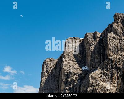 Dal sentiero escursionistico del gruppo del Sella, immergiti nella maestosità alpina mozzafiato delle Dolomiti, dove vette torreggianti e paesaggi mozzafiato si fondono in un Foto Stock