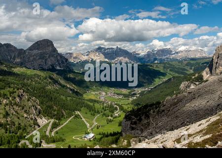 Godetevi le suggestive vedute del passo Gardena dal sentiero del gruppo del Sella, dove le vette torreggianti e la tranquilla bellezza alpina creano un'esperienza indimenticabile Foto Stock