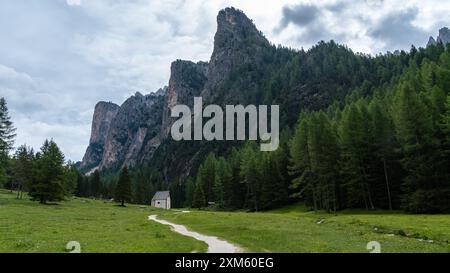 Immergiti nella bellezza delle Dolomiti di Selva di Val Gardena. Questo splendido punto panoramico offre una vista memorabile dello splendore delle montagne. Foto Stock