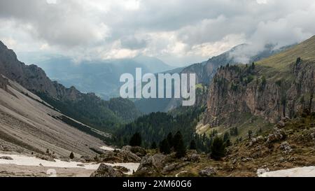 Ammira le splendide viste sulle montagne dalla Val Vallunga, dove ogni vetta e valle crea un arazzo mozzafiato di bellezza naturale. Foto Stock