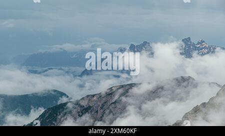 Il tre Cime Circuit di giugno: Neve e nuvole si mescolano con le splendide cime dolomitiche all'orizzonte Foto Stock