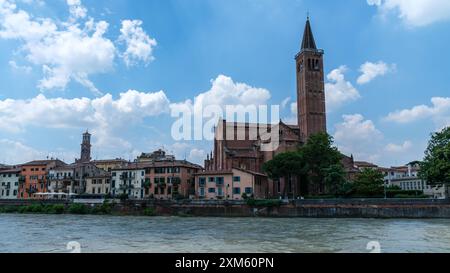 Scopri il fascino soleggiato di Verona mentre esplori i suoi monumenti storici e le pittoresche strade sotto il sole estivo Foto Stock