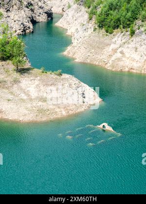 Nel tranquillo scenario del Lago di Valvestino, le antiche rovine testimoniano silenziosamente un'epoca passata, mescolando storia e bellezze naturali Foto Stock