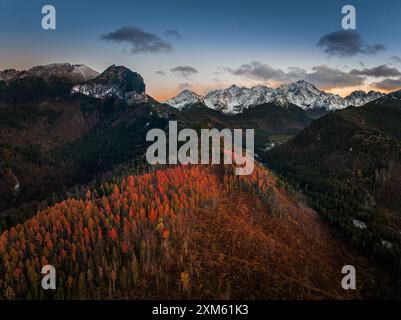 Alti Tatra, Slovacchia - Vista aerea delle montagne innevate degli alti Tatra con splendidi colori autunnali e cielo azzurro al Vysoke Tatry Foto Stock