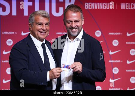 Barcellona, Spagna. 25 luglio 2024. Il nuovo allenatore del FC Barcelona Hansi Flick (R) pone con il presidente del FC Barcelona Joan Laporta durante un evento di presentazione ufficiale del nuovo allenatore a Barcellona, in Spagna, il 25 luglio 2024. Crediti: Joan Gosa/Xinhua/Alamy Live News Foto Stock