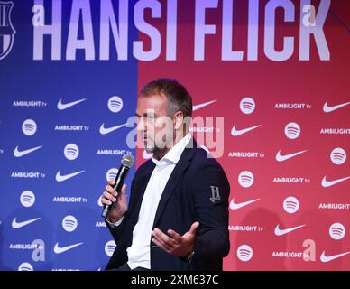 Barcellona, Spagna. 25 luglio 2024. Il nuovo allenatore del Barcellona Hansi Flick parla durante il suo evento di presentazione ufficiale a Barcellona, in Spagna, il 25 luglio 2024. Crediti: Joan Gosa/Xinhua/Alamy Live News Foto Stock