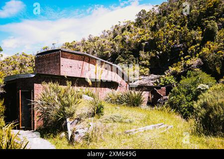 Una vecchia casa mineraria della miniera di Denniston Foto Stock