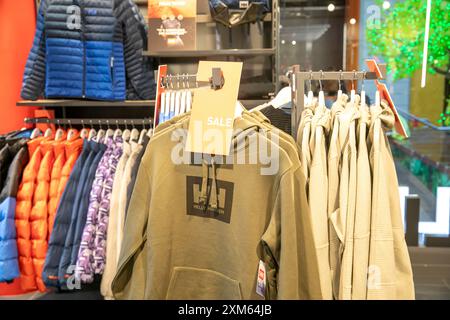 Negozio di abbigliamento all'aperto Helly Hansen a Sydney Australia, immagine di negozio interno di abbigliamento e giacche in vendita, NSW, Australia Foto Stock