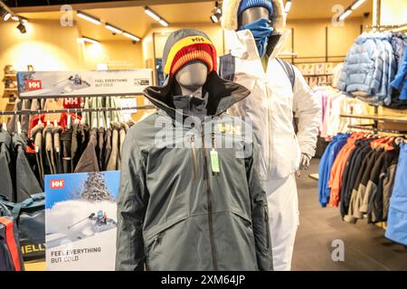 Negozio di abbigliamento all'aperto Helly Hansen a Sydney Australia, immagine di negozio interno di abbigliamento e giacche in vendita, NSW, Australia Foto Stock