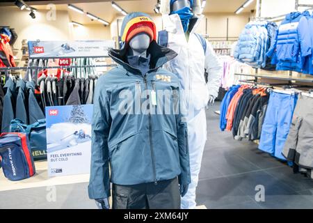 Negozio di abbigliamento all'aperto Helly Hansen a Sydney Australia, immagine di negozio interno di abbigliamento e giacche in vendita, NSW, Australia Foto Stock