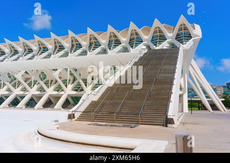 Vista ravvicinata di eleganti scale che conducono al capolavoro architettonico nel vivace cielo blu, che mette in risalto le strutture e i motivi moderni della città di AR Foto Stock