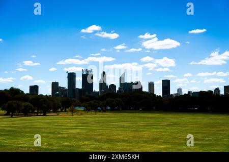 Skyline di Perth da Sir James Mitchell Park Foto Stock