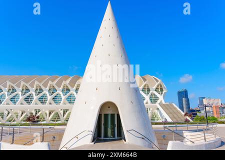 Valencia, Spagna - 12 luglio 2024: Straordinario design conico dell'albero di sollevamento all'interno del complesso della città delle Arti e delle Scienze. La meraviglia architettonica mette in mostra uno stile unico Foto Stock