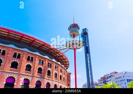 Barcellona, Spagna - 16 luglio 2024: Ascensore esterno unico integrato con l'architettura Arenas de Barcelona. Foto Stock