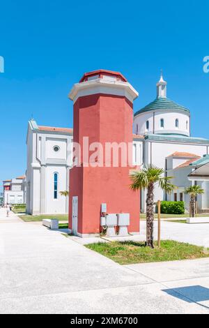 Il colorato centro e la chiesa di Calambrone, Pisa, Italia, in una giornata di sole Foto Stock