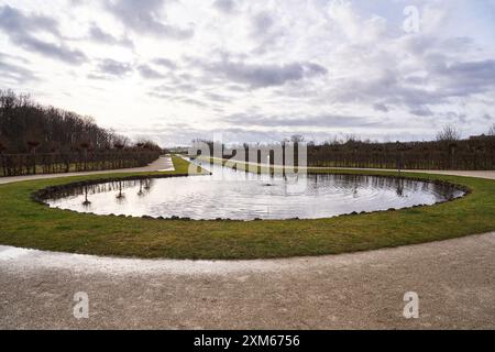 Laghetto con una fontana (Kanalgarten) presso il giardino di corte dell'Hermitage (Hofgarten Hermitage) a Bayreuth, Germania Foto Stock