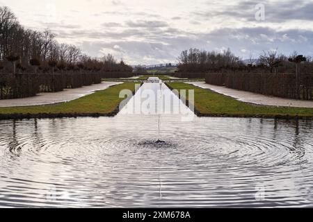 Laghetto con una fontana (Kanalgarten) presso il giardino di corte dell'Hermitage (Hofgarten Hermitage) a Bayreuth, Germania Foto Stock