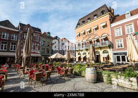 Venlo, Paesi Bassi - 25 settembre 2023: Vista sulla strada della città vecchia di Venlo con Cafe Restaurant Central nella città olandese di Venlo, Paesi Bassi. Foto Stock