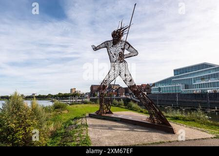 Venlo, Paesi Bassi - 25 settembre 2023: Vista su strada di Venlo con opere d'arte moderna nella città olandese di Venlo, provincia del Limburgo, il Netherlan Foto Stock