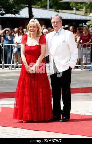 Susanne Porsche mit Freund Werner Ebke bei der Eröffnung der 112. Richard-Wagner-Festspiele 2024 mit der Neuinszenierung von Tristan und Isolde im Bayreuther Festspielhaus. Bayreuth, 25.07.2024 *** Susanne Porsche con l'amico Werner Ebke all'apertura del Festival Richard Wagner 112 2024 con la nuova produzione di Tristano e Isotta alla Bayreuth Festspielhaus Bayreuth, 25 07 2024 foto:XR.xSchmiegeltx/xFuturexImagex wagner festspiele 4760 Foto Stock