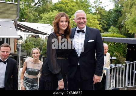 Christine Theiss mit Ehemann Hans Theiss und Alexander Herrmann mit Partnerin Maxi Friedrichs bei der Eröffnung der 112. Richard-Wagner-Festspiele 2024 mit der Neuinszenierung von Tristan und Isolde im Bayreuther Festspielhaus. Bayreuth, 25.07.2024 *** Christine Theiss con il marito Hans Theiss e Alexander Herrmann con il partner Maxi Friedrichs all'apertura del 112 Richard Wagner Festival 2024 con la nuova produzione di Tristano e Isotta alla Bayreuth Festspielhaus Bayreuth, 25 07 2024 foto:XR.xSchmiegeltx/xFuturexImagex wagner festspiele 4991 Foto Stock