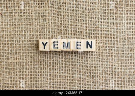 Nome del paese DELLO YEMEN realizzato con cubi di legno su sfondo burlap con spazio per copie Foto Stock