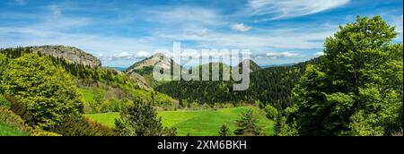 Vista panoramica delle vette vulcaniche a forma di cupola (SUCS) nel Parco naturale regionale dei Monts d'Ardeche. Alvernia-Rodano-Alpi. Francia Foto Stock