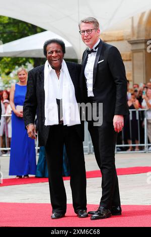 Roberto Blanco Schlagersänger und Markus Blume Bayerischer Staatsminister für Wissenschaft und Kunst BEI der Eröffnung der 112. Richard-Wagner-Festspiele a Bayreuth *** Roberto Blanco cantante pop e Markus Blume Ministro di Stato bavarese per la Scienza e le Arti all'apertura del Richard Wagner Festival 112 a Bayreuth Foto Stock
