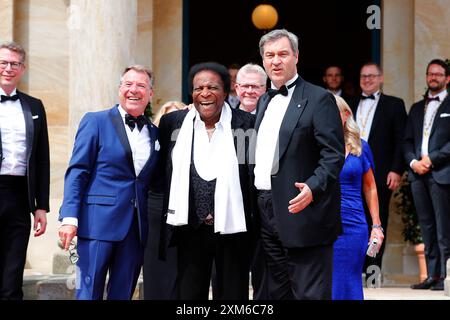 Dr. Markus Söder Ministerpräsident des Freistaates Bayern Roberto Blanco Schlagersänger, Patrik Lindner Sänger und Schauspieler bei der Eröffnung der 112. Richard-Wagner-Festspiele a Bayreuth *** V r Dr. Markus Söder primo Ministro dello Stato libero di Baviera Roberto Blanco cantante e attore pop Patrik Lindner all'apertura del Richard Wagner Festival 112 a Bayreuth Foto Stock