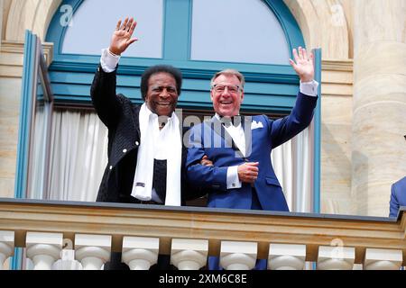 Roberto Blanco Schlagersänger und Patrick Lindner Sänger BEI der Eröffnung der 112. Richard-Wagner-Festspiele a Bayreuth *** Roberto Blanco cantante pop e Patrick Lindner cantante all'apertura del Richard Wagner Festival 112 a Bayreuth Foto Stock