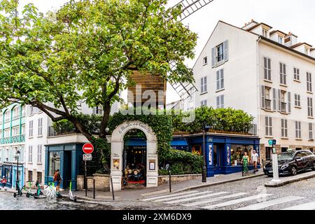 Facciata del Moulin de la Galette, un ristorante sormontato dall'originale mulino a vento 'Moulin Radet', nella butte di Montmartre, Parigi, Francia Foto Stock