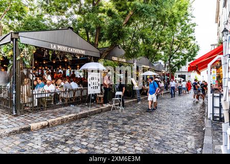 Scorcio di Place du Tertre, accogliente piazza con ristoranti nel cuore di Montmartre, 18° arrondissement di Parigi, Francia. Foto Stock