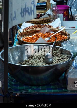 Un venditore di cibo di strada in Thailandia vende una varietà di spuntini Foto Stock